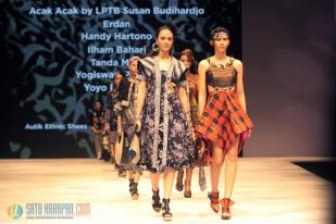 IFW 2016: Peragaan Busana Ragam Wastra Nusantara