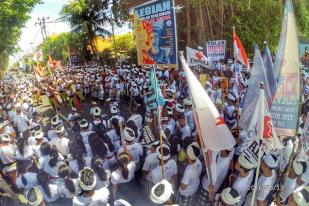 Ribuan Warga Desa Adat Legian Tolak Reklamasi Teluk Benoa