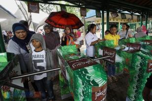 Puluhan Ribu Pengunjung Padati Kebun Binatang Ragunan 