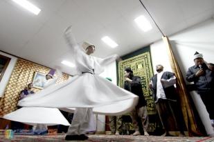 Mengenal Cinta dengan Tarian Whirling ala Cafe Rumi 