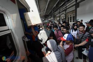 Ribuan Pemudik Padati Stasiun Kereta Pasar Senen