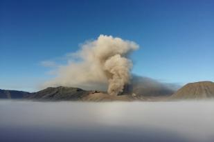 Gunung Bromo Keluarkan Dentuman Lemah