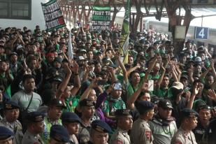 Bonek Tetap Bertahan di Stasiun Tugu Jakut