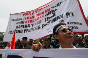 Pekerja PT Trans Batavia Demo Gubernur Ahok