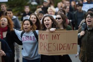 Ribuan Demonstran Turun ke Jalan Protes Anti-Trump