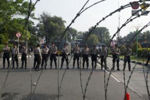 Polisi Bubarkan Massa di Patung Kuda