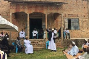 Warga Kristen Uganda Patungan Merenovasi Masjid yang Nyaris Roboh