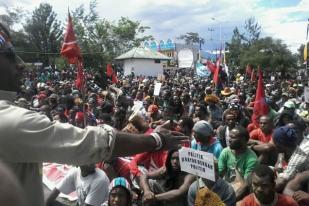 Ribuan Rakyat Pro Referendum Papua Duduki Halaman DPRD 