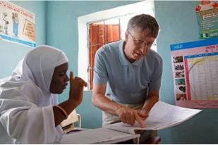 Gates Foundation Kucurkan Bantuan Perangi Ebola