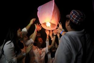 Lampion Syukuran Jokowi Hiasi Langit Jakarta