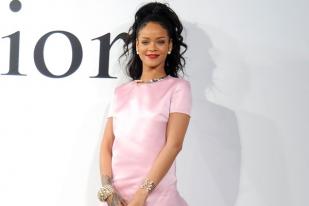 Rihanna Resmi Jadi Model Kulit Hitam Dior Pertama