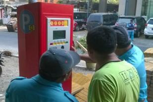 Parkir Meter Terkendala Uang Receh