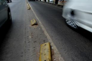 Separator Busway Jalan Sultan Iskandar Rusak dan Berbahaya