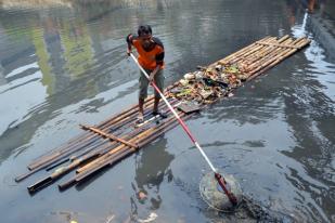 Dinas Kebersihan Bersihkan Sampah Sungai Ciliwung 