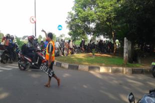 Sepeda Motor Berebut Jalur Memasuki Jalur Sepeda