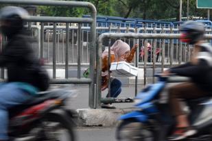 Pejalan Kaki Terobos Pembatas Abaikan JPO