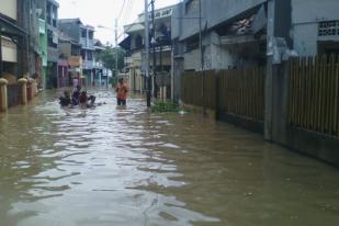 Banjir Landa Permukiman di Kampung Melayu