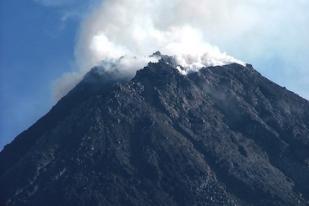 Gunung Merapi Meletus Warga Mengungsi Tetapi Tetap Normal