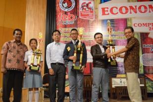 SMA Petra Surabaya Raih Juara I EC 2015 di UKSW