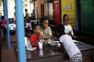 Ebola Menurun, Guinea Akan Buka Kembali Sekolah