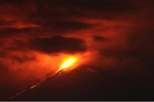 Gunung Soputan di Sulut Muntahkan Lava Pijar