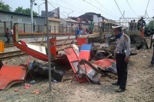 Kecelakan KRL di Angke 14 Meninggal Dunia