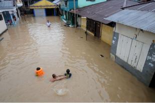 Ribuan Rumah Banjir, Enam Orang Tertimbun Longsor di Sumbar