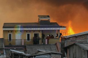 Ratusan Rumah Hangus Terbakar di Kebon Melati