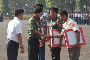 Panglima TNI Serahkan Bantuan Ubin Keramik