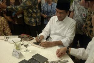 Buka Puasa Bareng, Wartawan Kejar Tanda Tangan Presiden