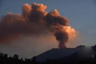 Ketinggian Asap Gunung Raung Capai 1.500 Meter