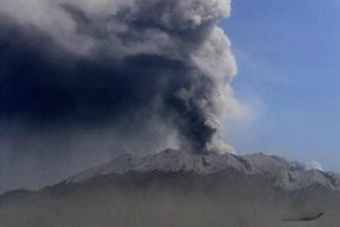 Gunung Raung Muntahkan Material Pijar 100 Meter