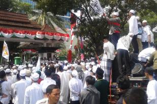 Ormas Islam Bekasi Tolak Izin Gereja Santa Clara