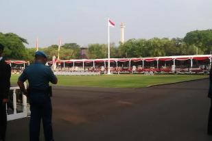 Teriakan Histeris Sambut Langkah Jokowi Keliling Istana