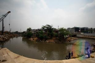 Tiang Pancang Bantaran Sungai Ciliwung Mulai Dipasang