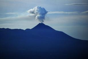 Gunung Lokon Meletus, Bandara Sam Ratulangi Tutup
