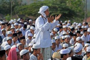 Ribuan Warga Bekasi Salat Minta Hujan