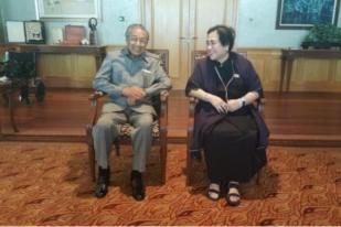 Mahathir Terima Penghargaan The Star of Soekarno