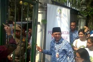 Ahok Pimpin 17.000 PNS Lakukan Pengecatan Pagar Monas