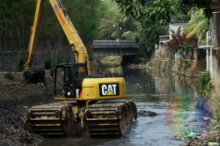 Antisipasi Banjir, Kali Krukut di Jakarta Selatan Dikeruk