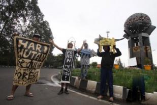 Penghargaan untuk Tokoh Adat Dayak Benuaq pada Konferensi Iklim di Paris