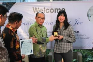 Pin Emas untuk Dr. Carina Citra Dewi Joe, Ph.D.