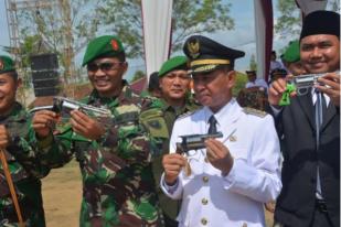 Masyarakat Mesuji Serahkan Senjata Api Ilegal kepada Aparat TNI