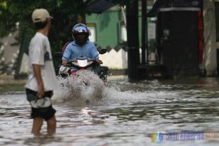 50 Warga Cipinang Melayu Mengungsi dari Banjir Satu Meter