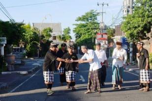 Toleransi, Pecalang Salami Umat Islam yang Akan Salat Gerhana