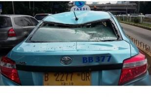 Supir Blue Bird  Melawan Aksi Mogok dengan Menabrakkan Mobil