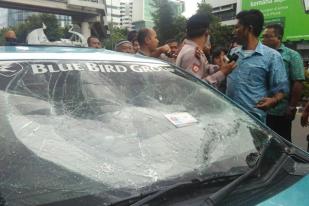 Konvoi Gojek Rusak Taksi Blue Bird di Depan Gedung KPK