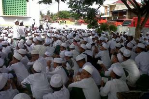 Jelang Ramadan, Santri dan Ansor Ziarahi Makam Ulama