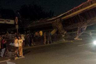 Truk Tabrak Jembatan Penyeberangan di Serpong, Tol Ditutup