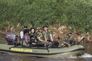 Susuri Sungai Ciliwung, Ahok Temukan Banyak Sampah